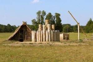 Archeo skanzen na louce před zámečkem Pohansko